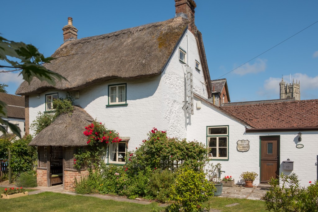 Lot: 108 - CHARMING COTTAGE WITH SELF-CONTAINED ANNEXE, GARDENS AND GARAGE - Cottage with thatched roof